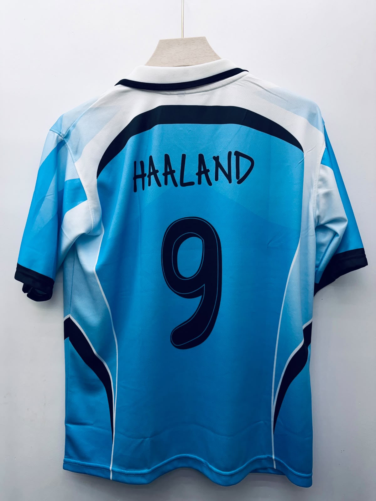Manchester City – Erling Haaland #9 Oversized Collar Embroidery Jersey (2006–07 Retro Inspired Home Kit)