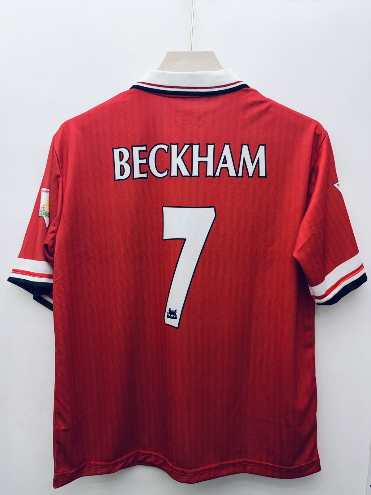 Manchester United – David Beckham #7 Oversized Zip Collar Embroidery Jersey (1998–2000 Retro Home Kit)