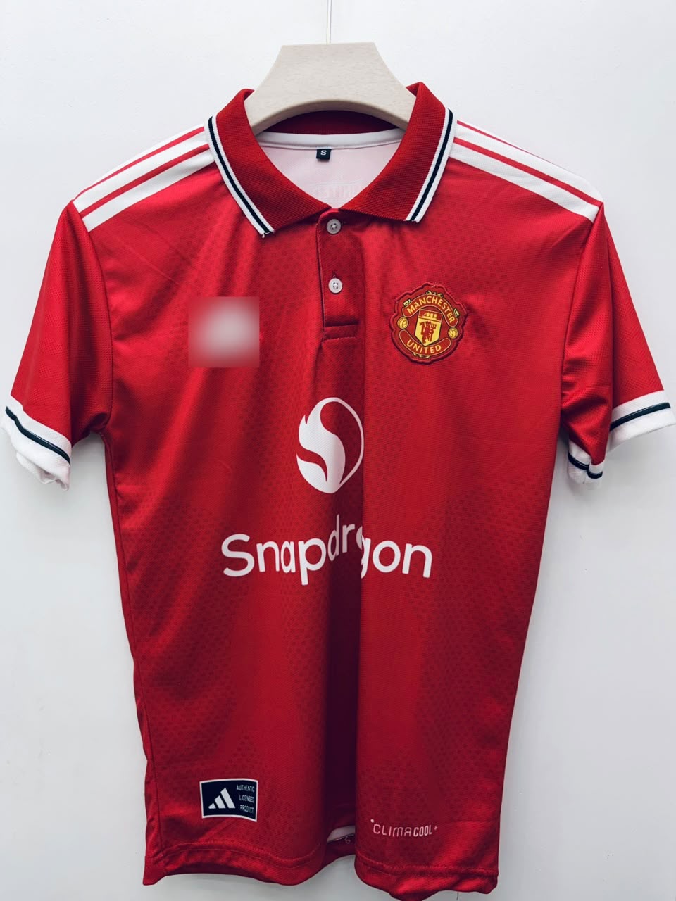 Manchester United – Bruno Fernandes #8 Button Collar Embroidery Jersey (2024–25 Home Kit)